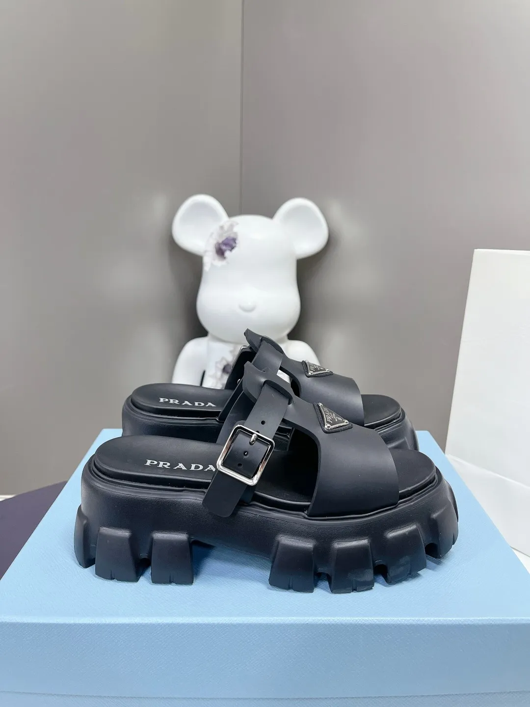👟👟Ex-factory price 460👟👟 Super popular prada 2023 latest spring and summer zigzag Roman braid ultra-light thick-soled rubber sandals E64. Retro, fashionable and avant-garde gears with 55mm thick soles and rubber uppers make the whole pair of shoes light and comfortable. Bright colors provide a variety of choices for fashionable people with different styles! The iconic metal triangle logo is paired with the shape of ancient beach sandals. Every design element is fashionable! Code number 35-40